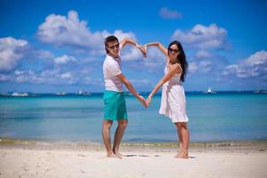 casal romântico desfrutar de férias na praia tropical branca foto