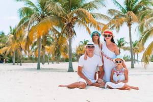 jovem família de férias na praia foto