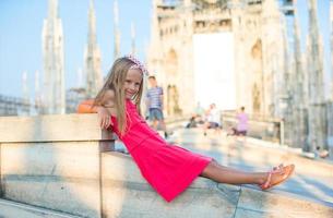 adorável menina no telhado do Duomo, Milão, Itália foto