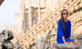 mulher bonita no telhado do duomo, milão, itália foto