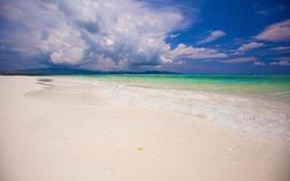 praia tropical perfeita com águas azul-turquesa e praias de areia branca foto