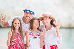 jovem família de férias se diverte muito foto