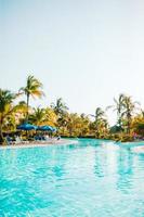 bela paisagem de luxo ao redor da piscina no hotel resort foto