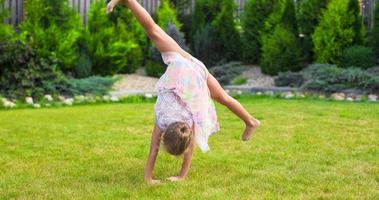 adorável menina feliz ao ar livre no horário de verão foto