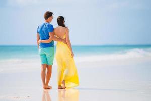 jovem casal na praia branca nas férias de verão foto