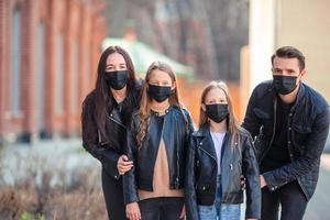 família usando máscaras para proteger contra coronavírus e gripp foto