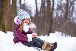 adorável menina feliz divirta-se durante as férias de inverno foto