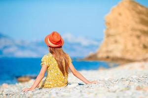 menina adorável na praia durante as férias de verão foto