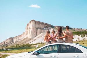 família feliz de quatro pessoas andando nas montanhas foto