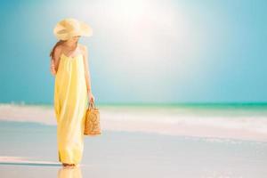 jovem moda mulher de vestido verde na praia foto