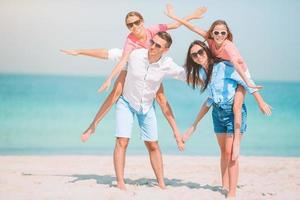 jovem família de férias se diverte muito foto