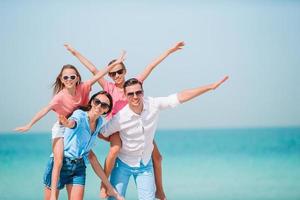 foto de família feliz se divertindo na praia. estilo de vida de verão