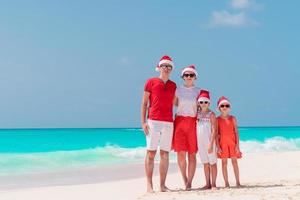 família feliz na praia do caribe comemorando as férias de natal foto