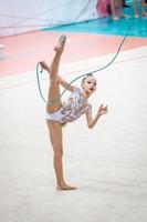 pequena ginasta treinando no tapete e pronta para competições foto