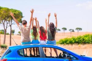 viagem de carro de verão e jovem família de férias foto