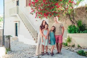 família de pais e filhos de férias em férias na europa foto