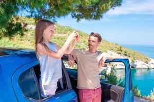 menina de férias viaja de carro. férias de verão e conceito de viagem de carro foto