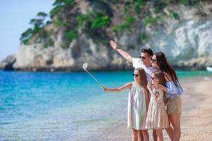 foto de família feliz se divertindo na praia. estilo de vida de verão