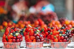 frutas e bagas no mercado de rua. foto