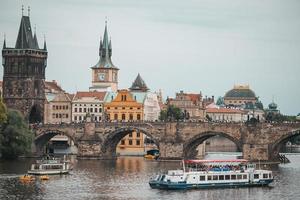 vista da ponte charles em praga foto