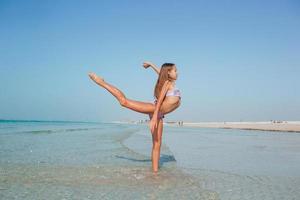 linda garota se divertindo na praia tropical foto