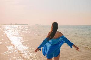 mulher na praia aproveitando as férias de verão foto