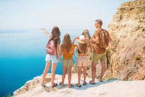 família feliz de férias nas montanhas foto