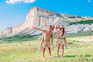 família feliz de férias nas montanhas foto