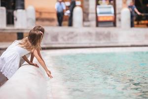 meninas bonitas perto da fonte fontana di trevi foto