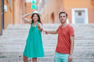 casal de turistas felizes, homem e mulher viajando de férias na europa sorrindo felizes. casal caucasiano. foto