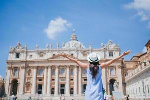 jovem feliz na cidade do vaticano e st. Igreja da Basílica de São Pedro, Roma, Itália. foto