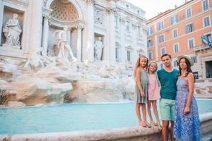 família perto de fontana di trevi, roma, itália. foto