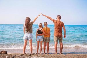 jovem família de férias se diverte muito foto