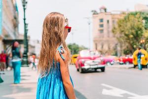 garota turista em área popular em havana, cuba. foto