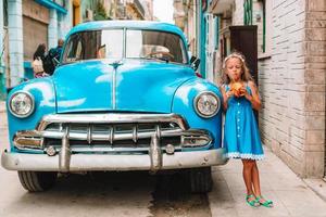 garota turista em área popular em havana, cuba. criança viajante sorrindo foto
