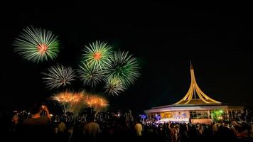 belos fogos de artifício no parque e pessoas olhando para os fogos de artifício foto