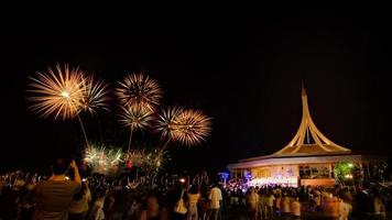 belos fogos de artifício no parque e pessoas olhando para os fogos de artifício foto