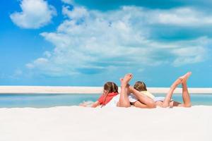 adoráveis meninas se divertem muito na praia. foto