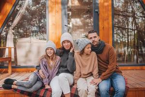 linda família caminhando no dia quente de outono foto