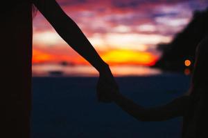 pai feliz e suas filhas na praia tropical se divertindo foto