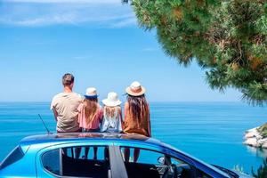 viagem de carro de verão e jovem família de férias foto