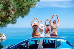 viagem de carro de verão e jovem família de férias foto