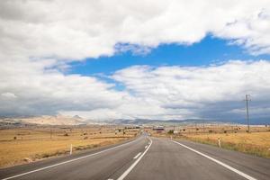 estrada de paisagem urbana com céu azul foto