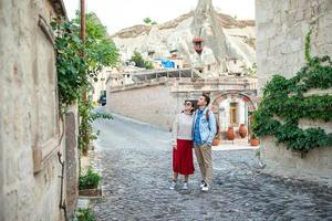 casal feliz nas férias de verão em lugar famoso na turquia foto