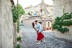 casal feliz nas férias de verão em lugar famoso na turquia foto