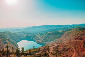 bela paisagem marítima. incrível composição da natureza com montanhas e falésias. foto