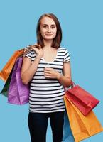 jovem feliz com sacolas de compras foto