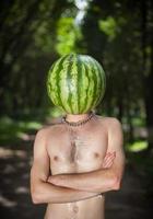 menino com uma melancia em vez de cabeça foto