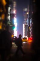 ruas da cidade de nova york à noite foto