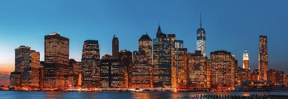 panorama do horizonte da cidade de Nova York à noite foto